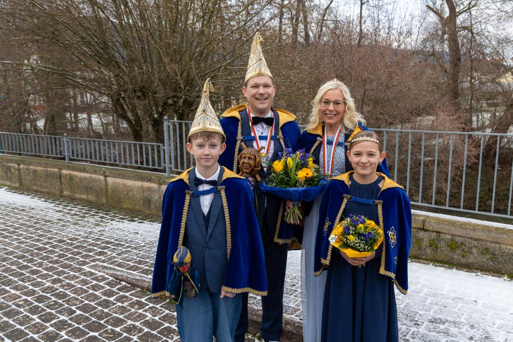 Prinzessin Nina I. und Prinzgemahl Björn I. mit Kinderprinzessin Hannah II. und Kinderprinz Paul I.