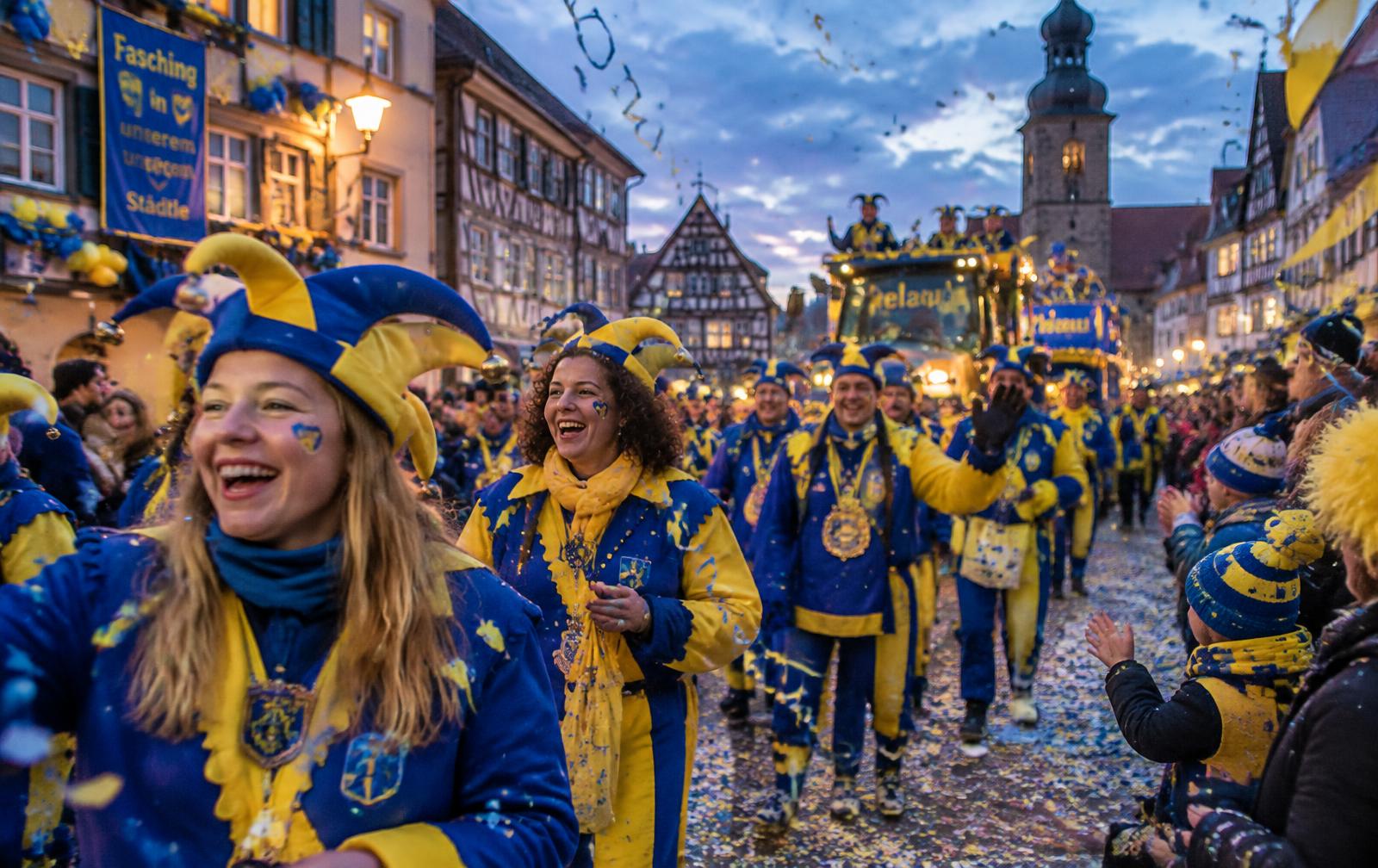 Faschingsumzug in Blau und Gelb